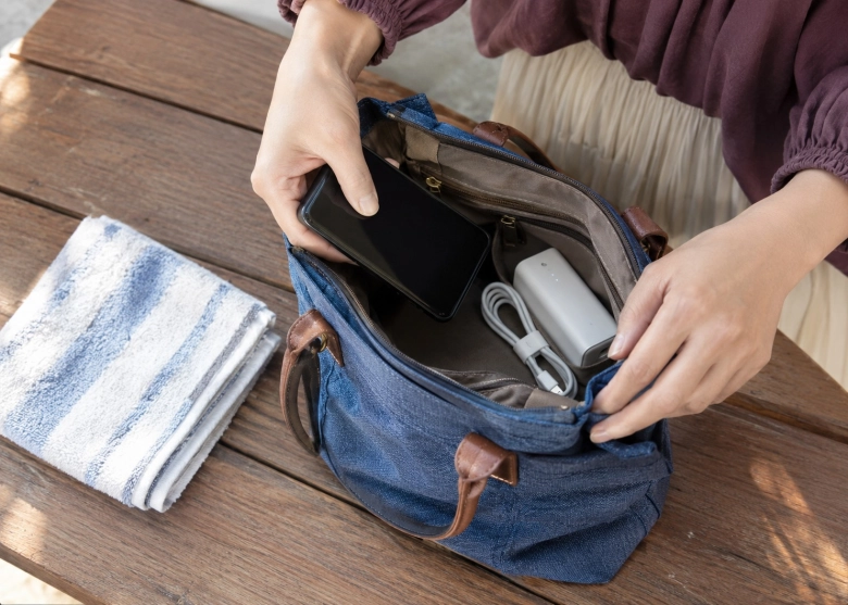 スマートフォンとバッテリーを、出かける前に用意する手元