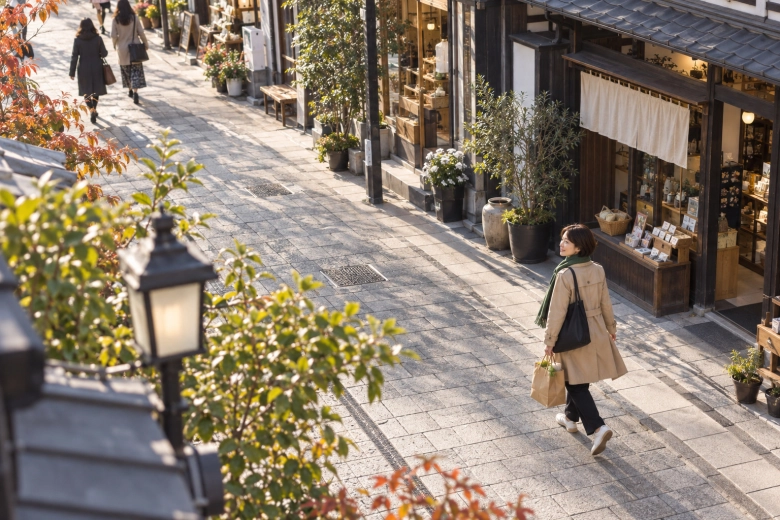 買い物をして新しい街を歩く女性