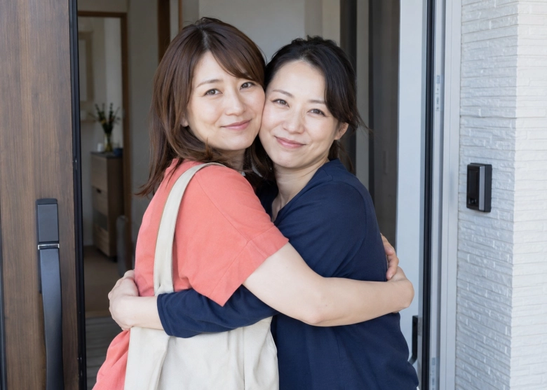 信頼できる友達と、短いハグを交わす女性