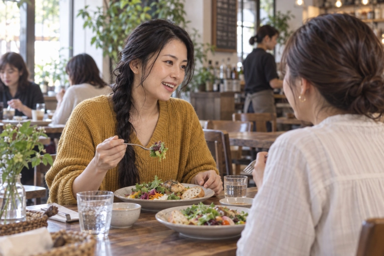 友人とランチを楽しむ女性