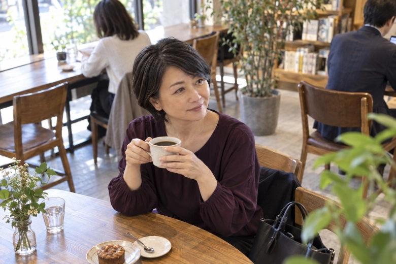 明るいカフェでくつろぐ女性