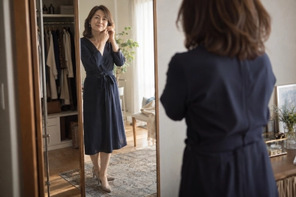 久しぶりのデートに向けて身支度をする女性