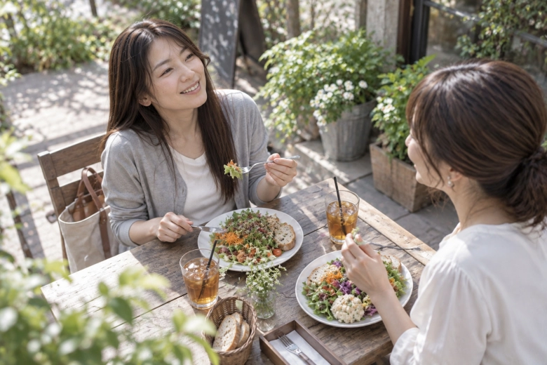 友人とランチを楽しむ女性