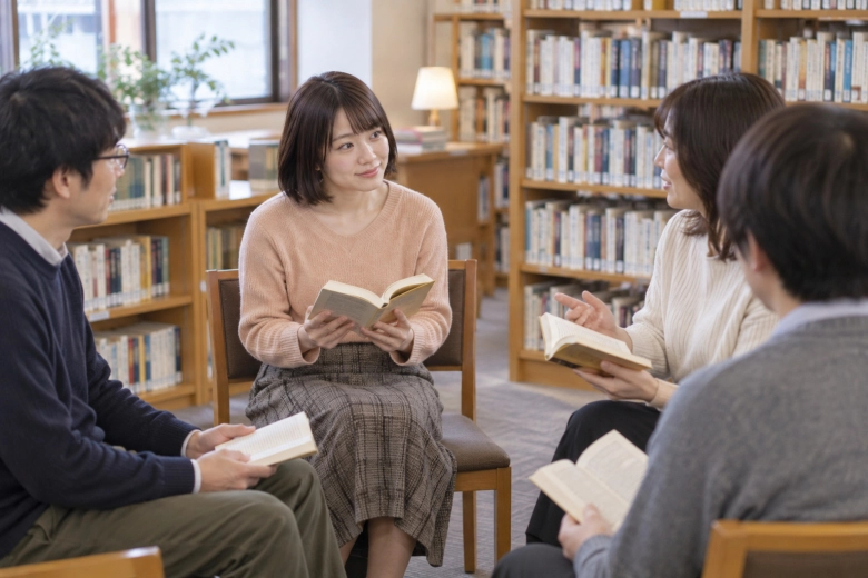 少人数の読書会に参加する女性