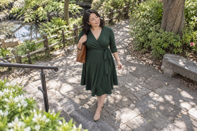 公園で自然体の写真撮影に応じる女性