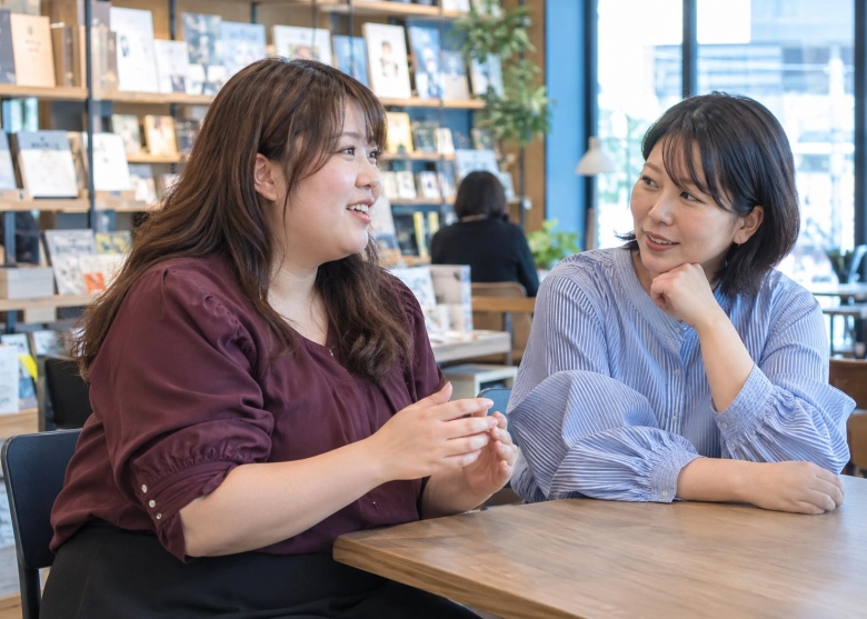 身近な友達に、出会いの希望を話す女性