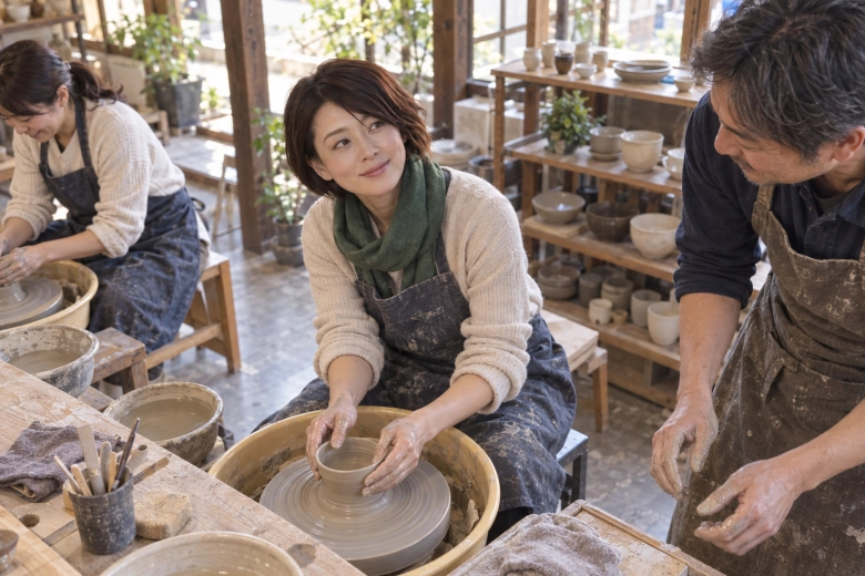 地域の陶芸教室に参加する女性