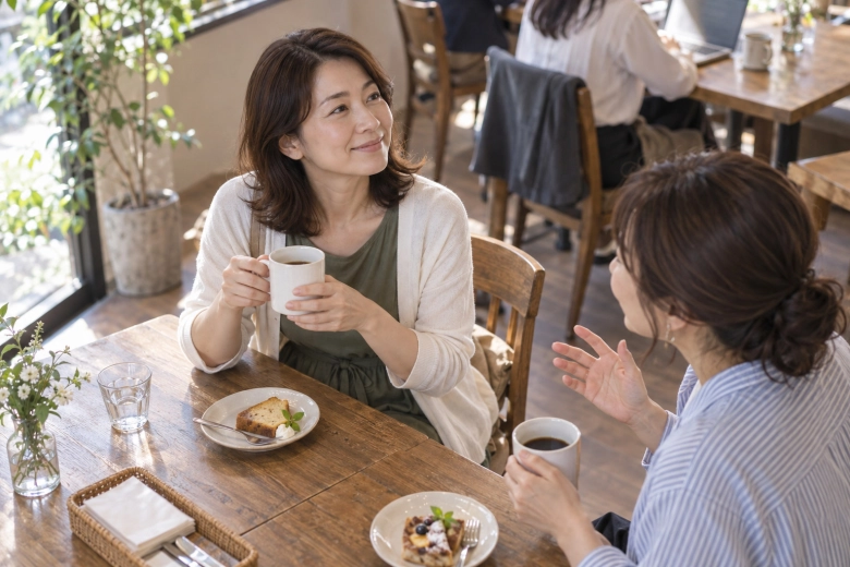 カフェで友人と話す女性