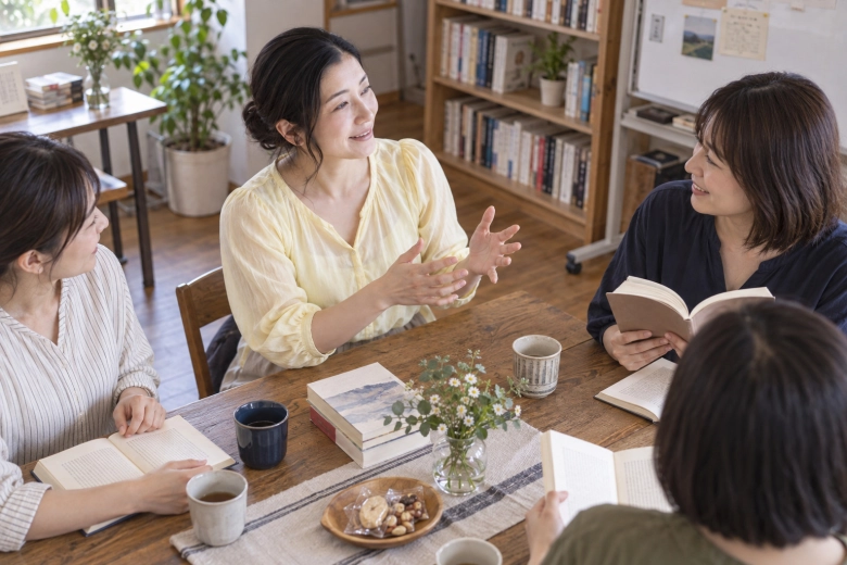 地域の読書会で参加者と話す女性