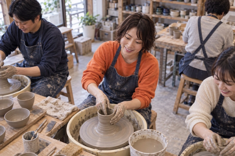 陶芸教室で器を作る女性