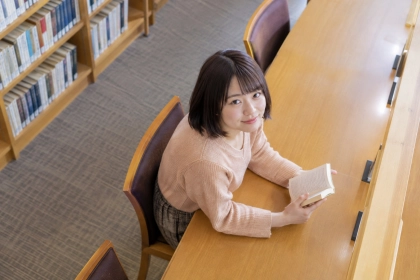 図書館で本を手にする女性